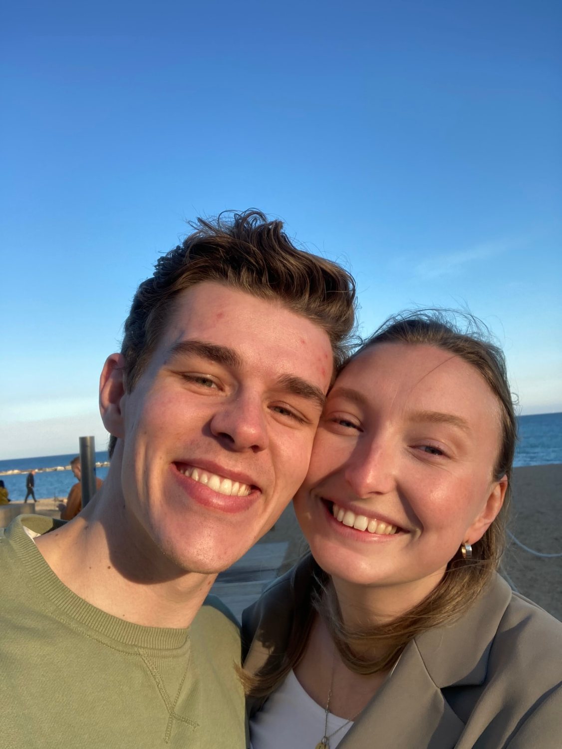 Filip och Josefin tar selfie kind mot kind vid stranden