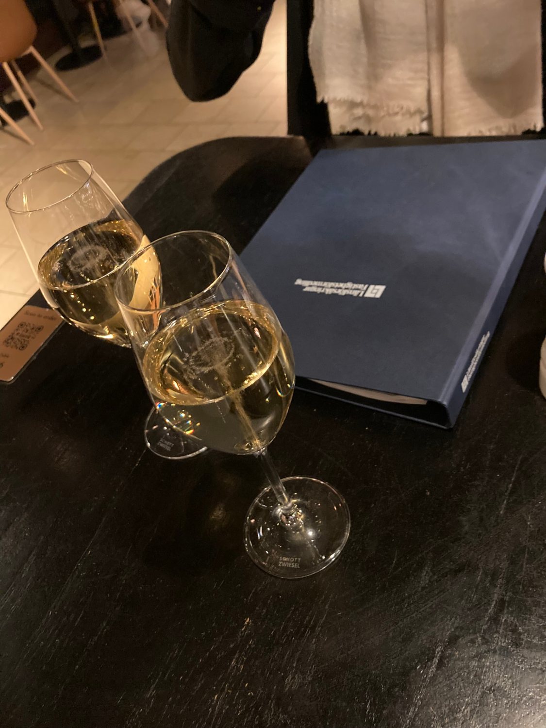 Firar med två glas bubbel vid ett bord