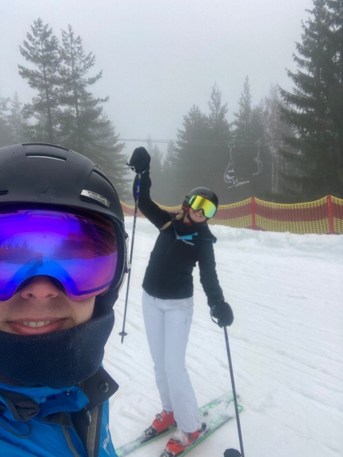 Filip och Josefin i åkdon i en snöig skidbacke