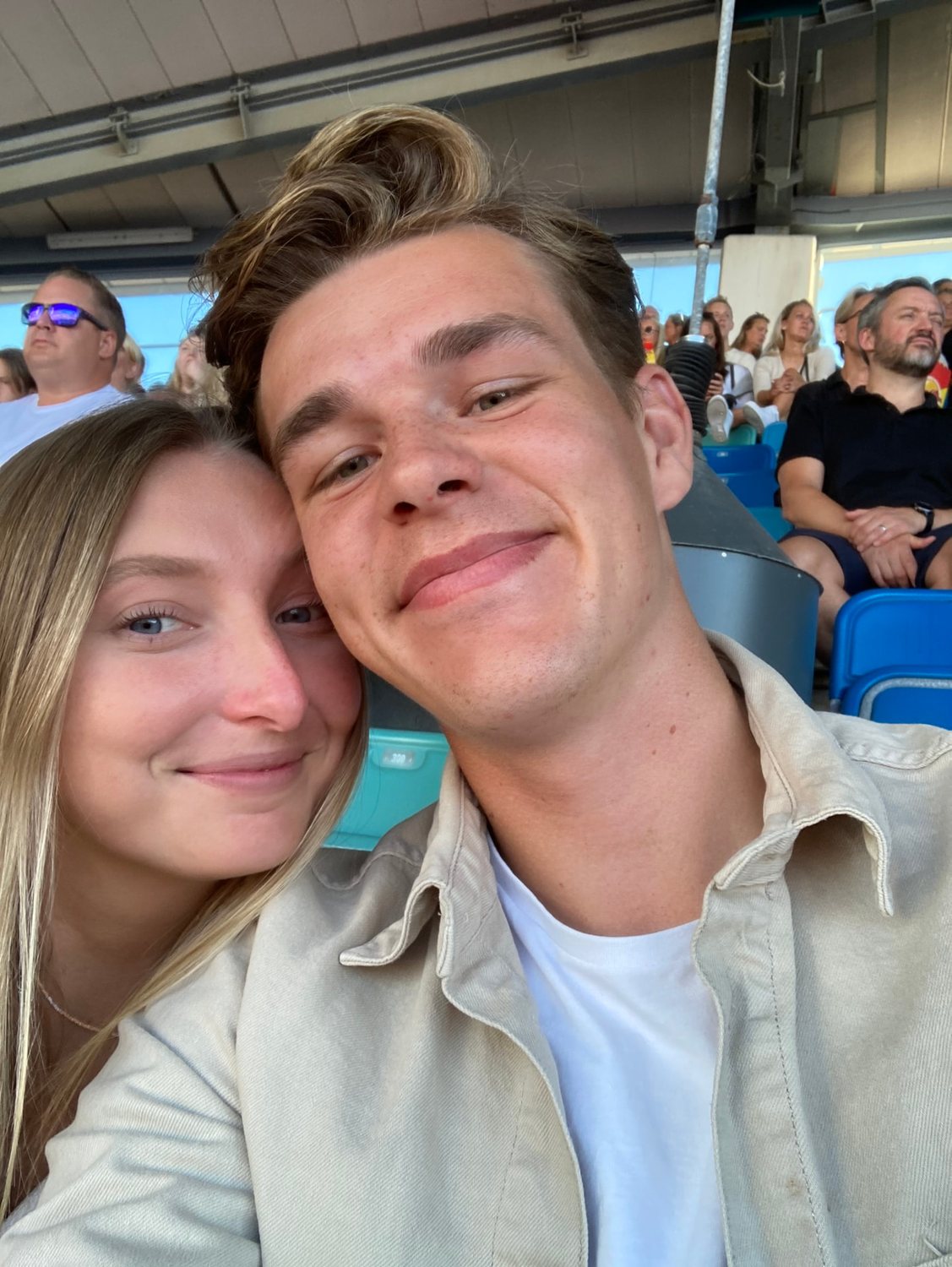 Filip och Josefin sitter tätt tillsammans bland publik