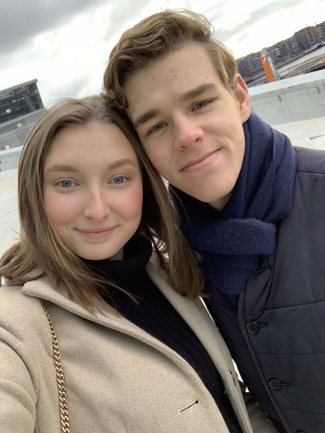 Filip och Josefin i varma jackor ute i stan