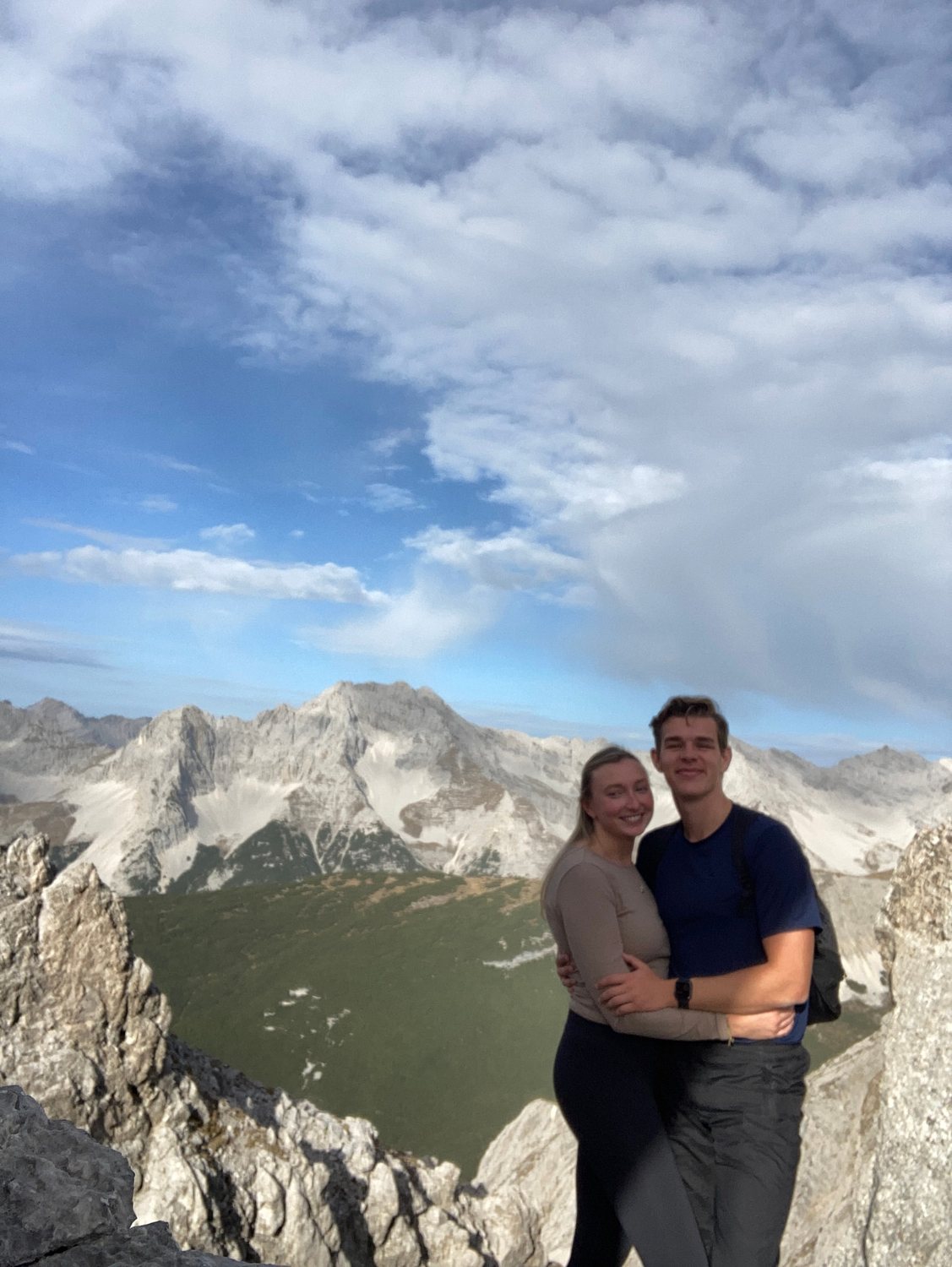 Filip och Josefin kramas och ler på en bergstopp