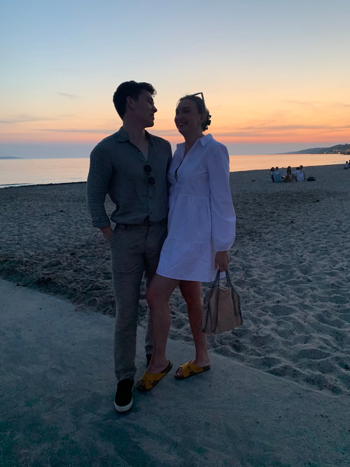 Filip och Josefin på en sandstrand i solnedgången