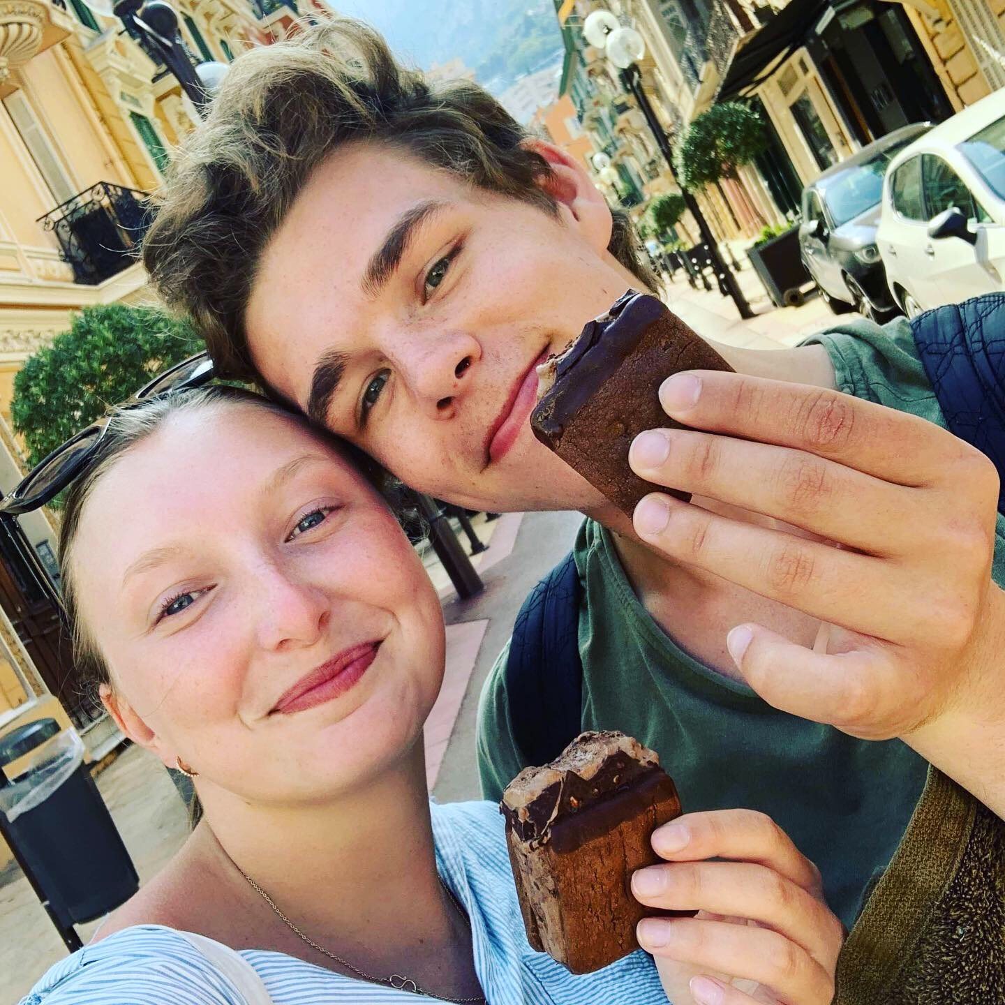 Filip och Josefin med varsin chokladglass på en stadsgata